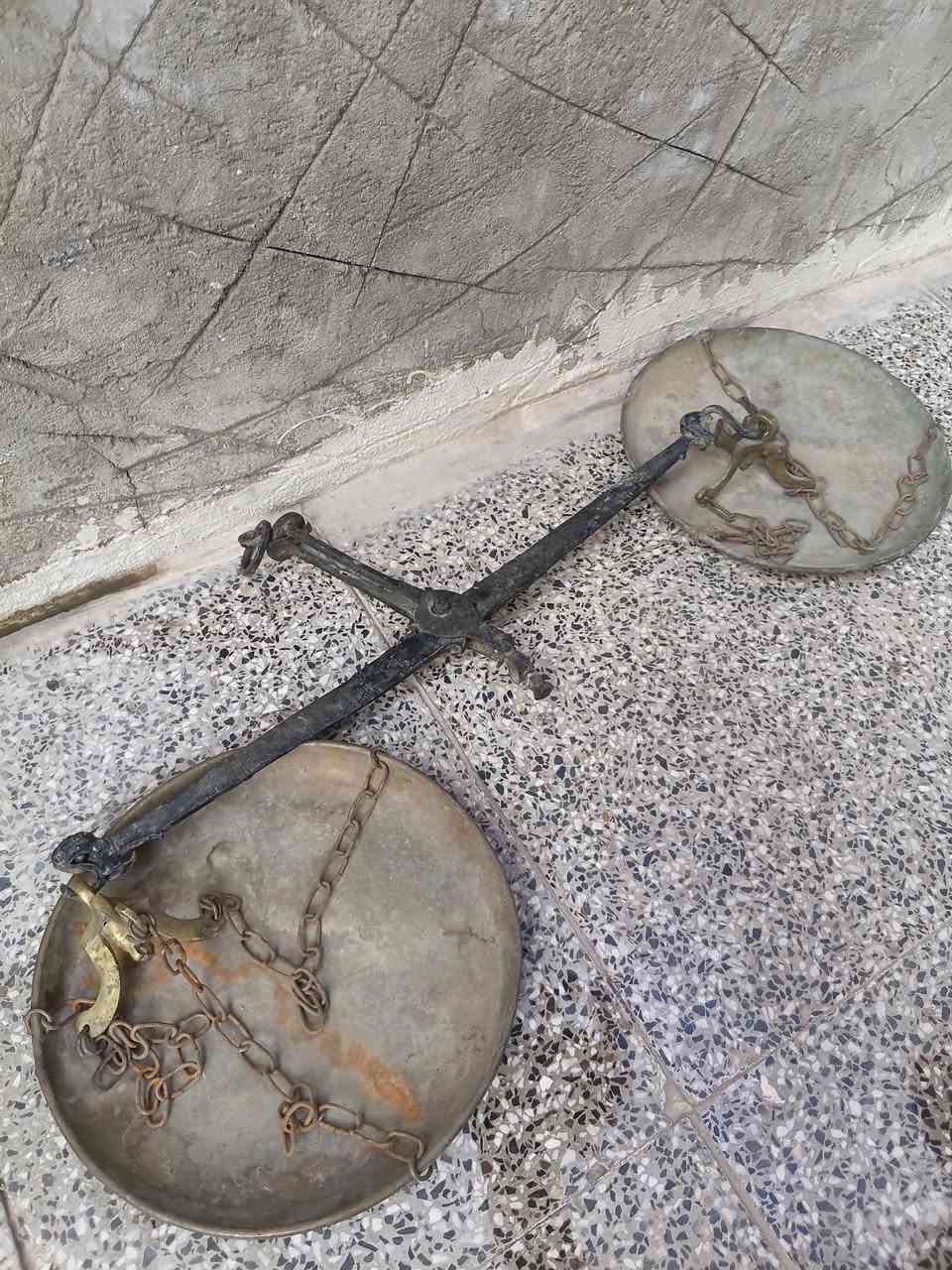 ميزان قديم • ٧٠×٥٠ سم • بغداد