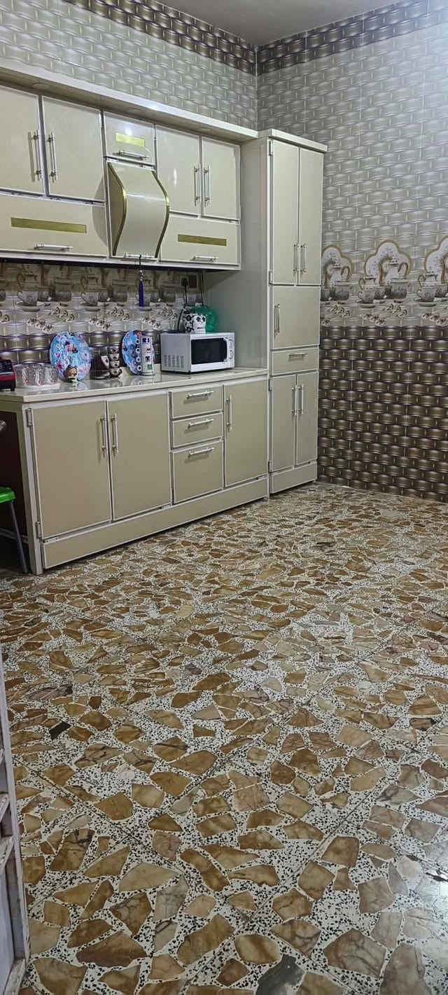 دار سكن  مع البساتين للبيع
الموقع ال بو عليان قرب حسينه انصار الامام المهدي (ع) على التبليط مباشر 

الموصفات مدرسه قريبه خدمات كامله 
البناء طابوق وسكقف كونكريت بناء حديقه وطارمه البيت 300م
نخل شويثي 15نخله  بالحديقه مع بستان دونمين

البناء غرفتين صالة مطبخ صحيات واستقبال خارجي يباع مع او بدون البساتين 
للاستفسار مراسله الصفحه او الاتصال ***********
