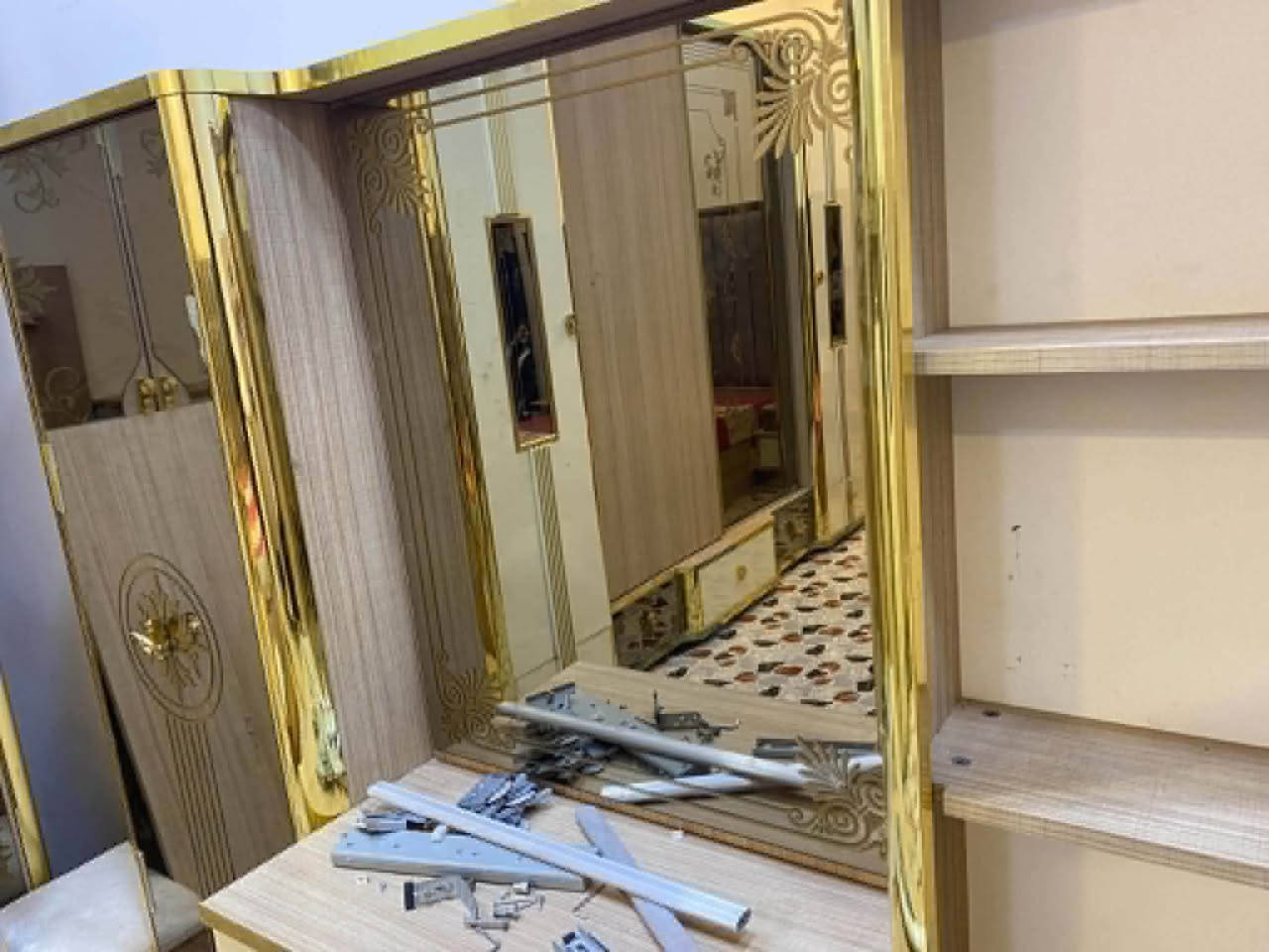 للبيع 

غرفه تركيه 11 قطعه سعر 800
الشراي يتفضل خاص 
مكانه فلوجه

نص مكتوب في الصور:
- نقص جامه مال باب