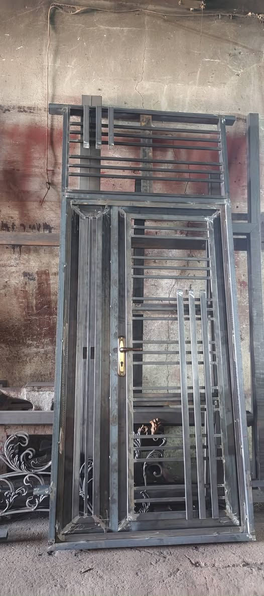 السلام عليكم حداده عامه أبواب شبابيك سقائف محجرات جميع أعمال الحداده عنواني كورنيش الفلوجه يوجد حداده متنقله للاستفسار الاتصال على الرقم ***********
