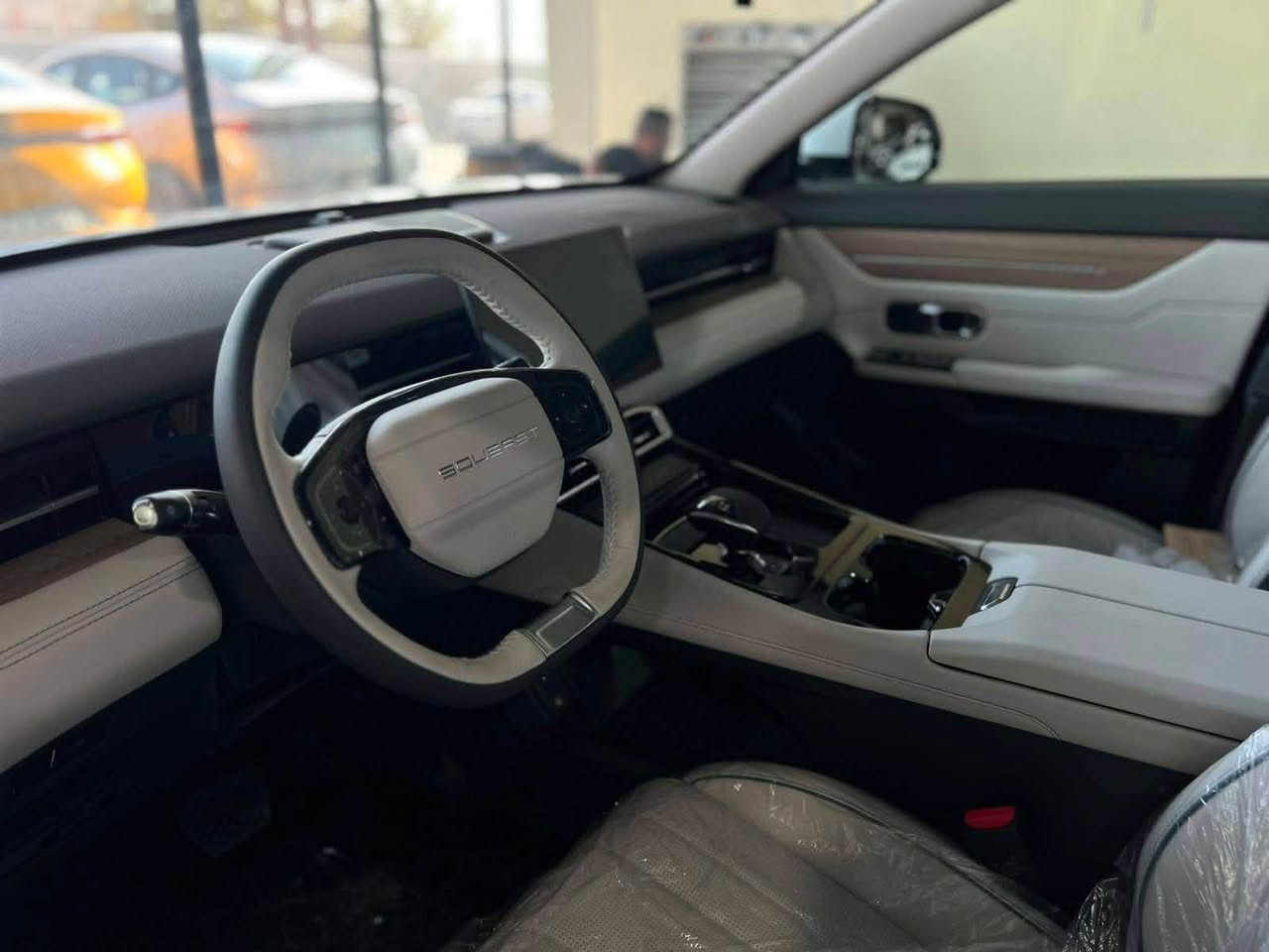 ⁨ ⁨ ⁨ سوئيست S06 1.5L COMFORT
العداد: صفر كيلو متر
المحرك: 4 أسطوانات 1.5L  تيربو 156 حصان
العزم (نيوتن-م.): 230
ناقل الحركة: اوتوماتيكي دبل كلاتش من 6 سرعات
استهلاك الوقود: 7.8 لتر لكل 100 كم

الضمان الأساسي: 6 سنوات أو 200,000 كم (أيهما أولا)
ضمان المحرك: 10 سنوات أو 1،000،000 كم (أيهما أولا / للمالك الأول)

المواصفات:
*إطارات قياس 18 إنچ
*شاشة عرض ترفيهية قياس 12.85 إنچ
*شاشة عدادات رقمية قياس 8 إنچ
*مقصورة الركاب من الجلد الفاخر
* مراية الوسطية مع خاصية التعتيمي (يدوي) 
*كاميرا خلفية
*نظام الفرامل اليدوية الاوتوماتيكي Auto hold 
*نظام التحكم بنزول المنحدرات
*حساسات خلفية
*نظام التحذير من التصادم الخلفي 
*نظام ابل كار بلاي واندرويد أوتو لاسلكي
*نظام صوتي متطور 4 سماعات 
*بلوتوث / هاتف السيارة
*مصابيح أمامية أوتوماتيكية LED مع مصابيح نهارية LED
*فلتر تنقية الهواء (N95)
*دخول ذكي (بصمة)
*تشغيل عن بعد
*خاصية إغلاق الشبابيك عن بعد 
*ماسحات الزجاج الامامي مع حساس للمطر
*مسند الذراع الوسطي مع ثلاجة
*وضعيات قيادة متعددة 
*نظام مراقبة ضغط الإطارات
*وسائد هوائية امامية وجانبية عدد 2 ⁨ 

‏رقم الهاتف*********** ‎)/￼بغداد الكرخ
