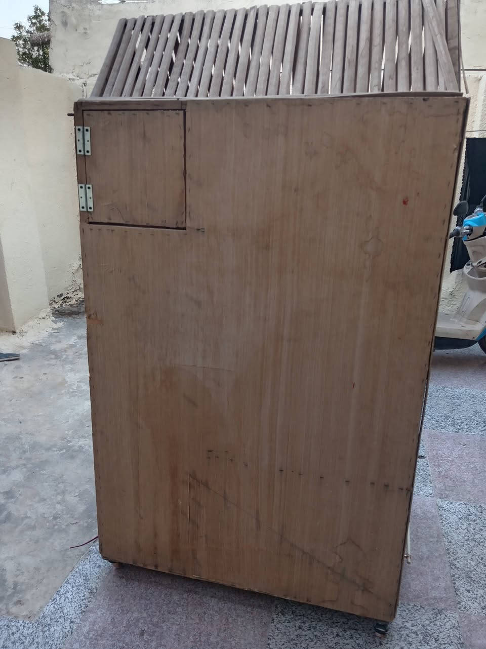 قفص كناري طيور الارتف ١٨٠ العرض متر ونص نضيف وبي أبراج كناري السعر ٦٥ الناصريه مركز ***********
