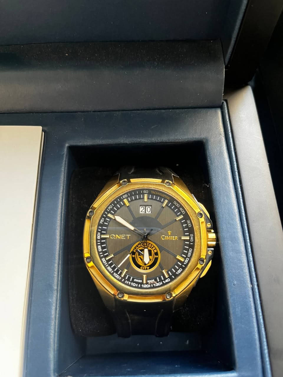 ⌚️💙 قطعة نادرة من تاريخ مانشستر سيتي

ساعة CIMIER Swiss Watches الخاصة بـ Manchester City، من موسم 2017–2018، موسم التتويج التاريخي بالدوري الإنكليزي تحت قيادة المدرب بيب غوارديولا. 🏆

قطعة مميزة ونادرة تجمع بين فخامة الصناعة السويسرية وذكرى موسم الـ100 نقطة… موسم لا يُنسى في تاريخ السيتي. 💙🇨🇭

Abdalrahman Alaslamey  صاحب الساعه 
رقم صاحب الساعه: ***********

