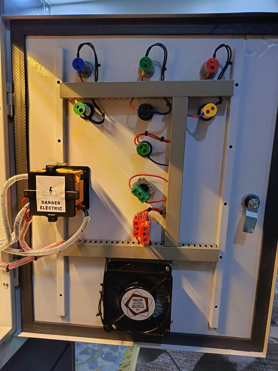 ⚙️ إتقان هندسي وأمان متكامل | من أعمالنا في درع الطاقة (PowerShield ATS) ⚡

​نشارككم إحدى اللوحات التي تم تصميمها وتجميعها وفق أعلى معايير الجودة والتنسيق الهندسية لتأمين استقرار التغذية الكهربائية وحماية الأحمال.

 نظام تحويل بين ⚡ الكهرباء الوطنية 🔄 مولدة (السحب) 🔄 مولدة (المنزل)

​🔍 أبرز المواصفات والتفاصيل الفنية داخل اللوحة:

- ​نظام حماية ومراقبة الجهد: أجهزة حماية رقمية (Digital Protection Relays) لمراقبة الفولتية والجهد وضمان سلامة الأجهزة من الارتفاع أو الانخفاض المفاجئ.

- ​تحويل آلي موثوق (ATS): استخدام كونتاكتورات نوع ABB سعة 63 امبير عالية الجودة ومجهزة بإنترلوك الميكانيكي والكهربائي لضمان عملية تحويل آمنة بين خط الوطنية والمولدات.

- ​قاطع رئيسي مدمج: قاطع دقيق (MCCB) نزع ABB سعة 80 امبير لدخول الوطنية الرئيسي لحماية النظام من التيارات العالية والقصر (Short Circuit). 

-​ ترقيم وتسمية دقيقة (Labeling): وضع علامات ومسميات واضحة لكل مصدر (R, S, T, N) والأحمال (LOAD N, L1, L2, L3) لسهولة الفحص والصيانة مستقبلاً.

- ​ترتيب وتوجيه الكوابل (Cable Management): تنظيم الأسلاك مع الحفاظ على مسارات واضحة ونظيفة تعكس احترافية التجميع.

- ​مكان مخصص لعداد الكهرباء (الميزانية): تجهيز اللوحة بمساحة مرتبة للتوصيل مع عداد الوطنية.

​​🛡️ درع الطاقة | حمايتك أولويتنا

نصمم ونجمع كافة أنواع لوحات التحكم والتوزيع (ATS / EV Panels / Photocell/ تشغيل وحماية المضخات (Star-Delta Starter Panels) ) بحسب الطلب والمواصفات المعتمدة.

​📞 للتواصل والاستفسار : ***********
