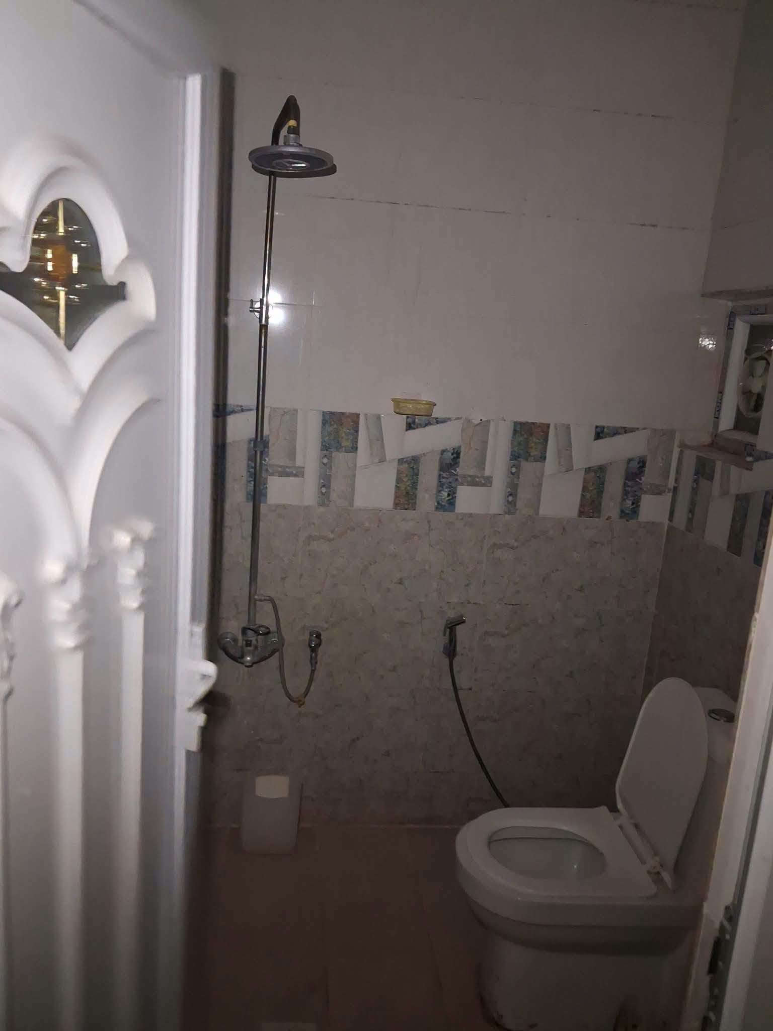 🏠 #للايـــجـٰــآر___في___السيـديـه 🏠
بيت طابق اول ٢٠٠ متر معزول عزل تام #نظيف جدا جدا 
البيت يتكون من مدخلين باب قاصه واجهة حجر 
يحتوي على صاله كبيره ومطبخ و غرفتين كبار  وهول كبير 
وصحيات عدد ٢ وبيتونه وسطح كامل
الموقع مربع الاربعميه مقابل اعداديه الصناعه 
بدل الإيجار ٨٥٠ الف 
📱______________  ☎️ 
للاستفسار #مكتب_المختار_للوساطه_العقاريه
اتصال +واتساب 📞 📱 
***********

نص مكتوب في الصور:
- مكتب المختار للوساطة العقارية 773491996
- MK مكتب المختار للوساطة العقارية 773491996