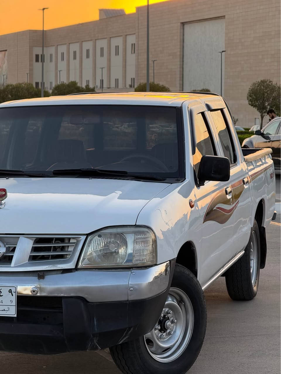 نیسان پیکاب ٢٠١١
بێ رەقەم تازە داخیل بووە
بێ دەعم بێ لێدران 
سبوخ بە شەرت نیە 
سەیارەکە بێ مەسرەفە تەقەو رەقەی بەشەرت
***********
*********** أربيل, العراق
