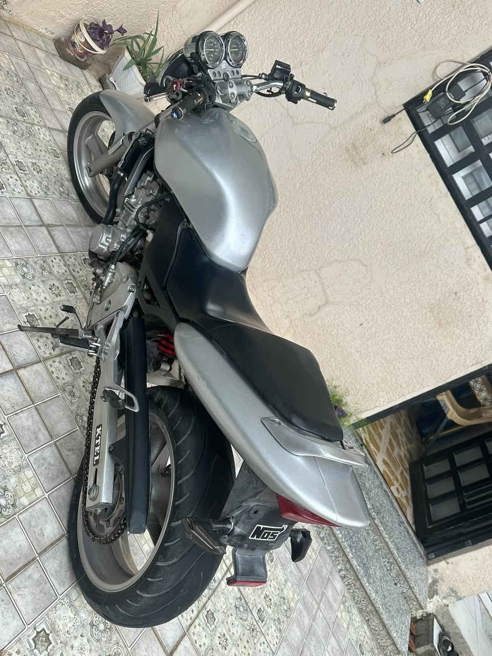 بطح هورنيت • ٢٥٠ • اوراق كمرك