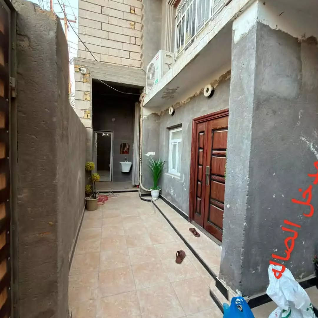 بناية تجارية للاستثمار أو السكن

​الموقع المميز: الثورة نهاية شارع المفوضية - موقع ركن على شارع تجاري نشط.
​📊 تفاصيل العقار:
​المساحة: الطابو الصرف (ملك صرف) 188 م² (الواقع الحالي 200 م²).
​الوارد الشهري: 1,300,000 دينار عراقي (مليون وثلاثمائة ألف) من المحلات فقط

​🧱 تفاصيل البناء والتقسيم:
​الجانب التجاري: 4 محلات تجارية (مؤجرة بالكامل حالياً).
​شقة خارجية ملحقة: تتكون من (صالة + مطبخ + غرفة نوم + 2 حمامات "صحيات").

​بيت (طابقين):
​4 غرف نوم.
​2 صالة.
​غرفة استقبال.
​مطبخ.
​3 حمامات (صحيات داخلية وخارجية).
​حديقة خارجية تحتوي على 5 نخلات.
​📞 للاستفسار والتواصل:
​رقم الهاتف: *********** (متوفر واتساب)
https://chat.whatsapp.com/DAUdXFm5YqX38v3lRTvPuk

نص مكتوب في الصور:
- الشقه الخارجيه المحلات التجاري
- غرفة النوم
- المحلات
- دخل الصاله
- مدخل الاستقبال