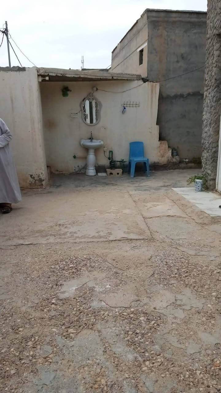 سلام عليكم الدار لبيع مساحه ميتين و خمسه و عشرين متر قرب ملعب هشام زليزل السعر 50وبي مجال ***********
