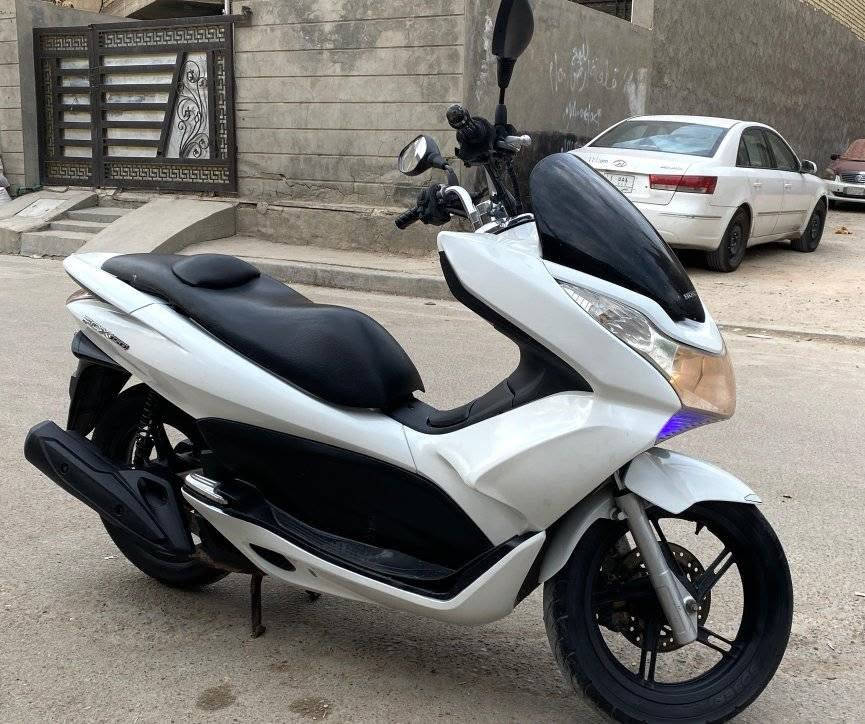 دراجة pcx ياباني
 جيل اول 
موديلهة 16
 جديدة جدا 
محركه 150
 حساس حرف A
ماشي 39
 ستان كهرباء دراجة رمبة
 سعر 12 ونص مكانه قرب حي الجهاد 
رقمي *********** الموشراي لايخابر
