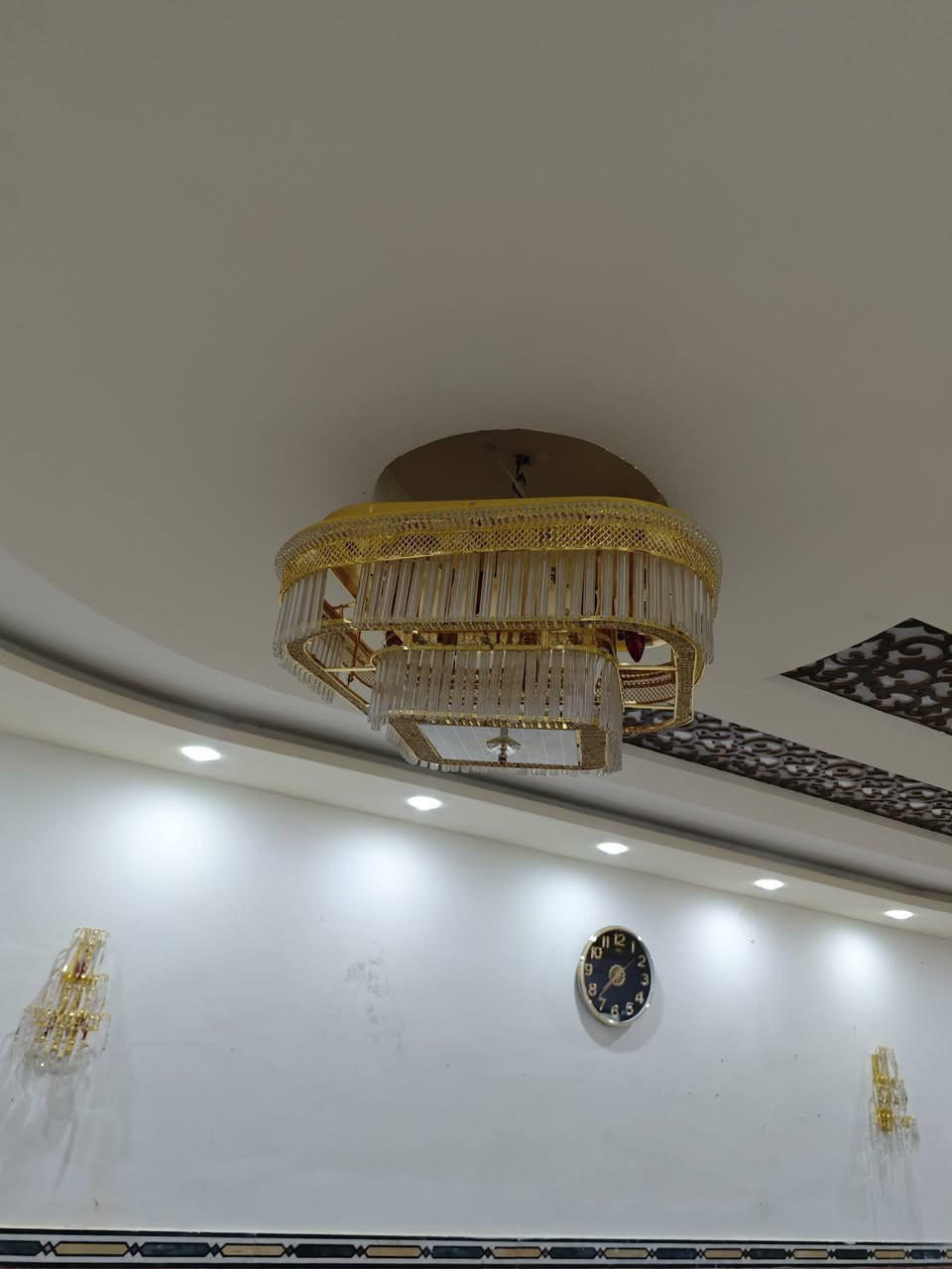 ثنين ثريات للبيع متروكات جديدات لوك الزوج ثنينهن ب 100
مكاني بشارع المركز و هذا رقمي ***********
