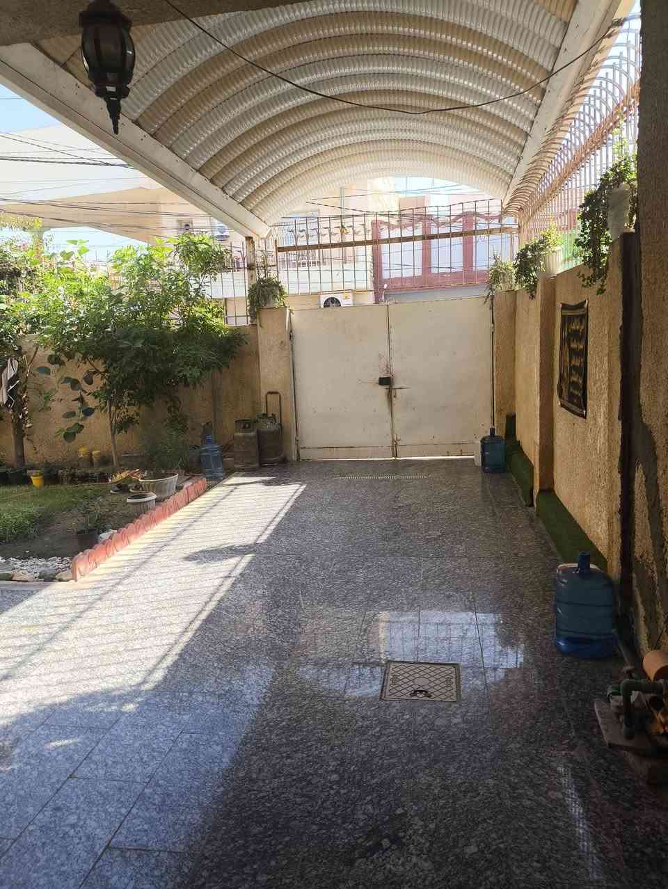 السلام عليكم بيت للبيع في كربلاء حي النصر سايدين الملعب ثالث فرع طابو صرف يتكون من حديقه وكراج والطابق الاول غرفة واحده وحمام عدد 2 ومطبخ حار وبارد واستقبال وصاله والطابق الثاني يتكون من غرفتين واحده من عدهم سويت ويوجد مخزن يصلح غرفه ثالثه البيت مساحته 200م وسعر البيت 280 وبيه مجال الاستفسار على الارقام ***********-***********
