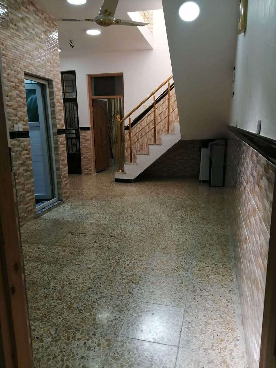 السلام عليكم بيت زراعي اربع شوارع مساحة ٢٠٠نزال ٢٠ واجهة١٠ البيت مقسوم ١٠٠متر يعني بيتين  للاستفسار اتصال***********
