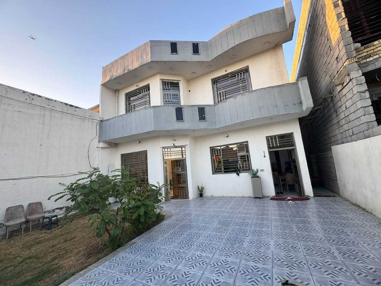 السلام عليكم
دار للبيع مساحة 300 متر طابو زراعي سند ٢٥ 
طابقين 
يحتوي على استقبال مطبخ صاله ٤ غرف نوم صحيات خارجية وداخليه 
حديقه كراج 
بيت كلش جديد 
العنوان بغداد المدائن سلمان بأك قرب تقاطع حساني 
قرب السوق 
السعر ١٤٠ مليون وبي مجال 
الاستفسار

‭***********
