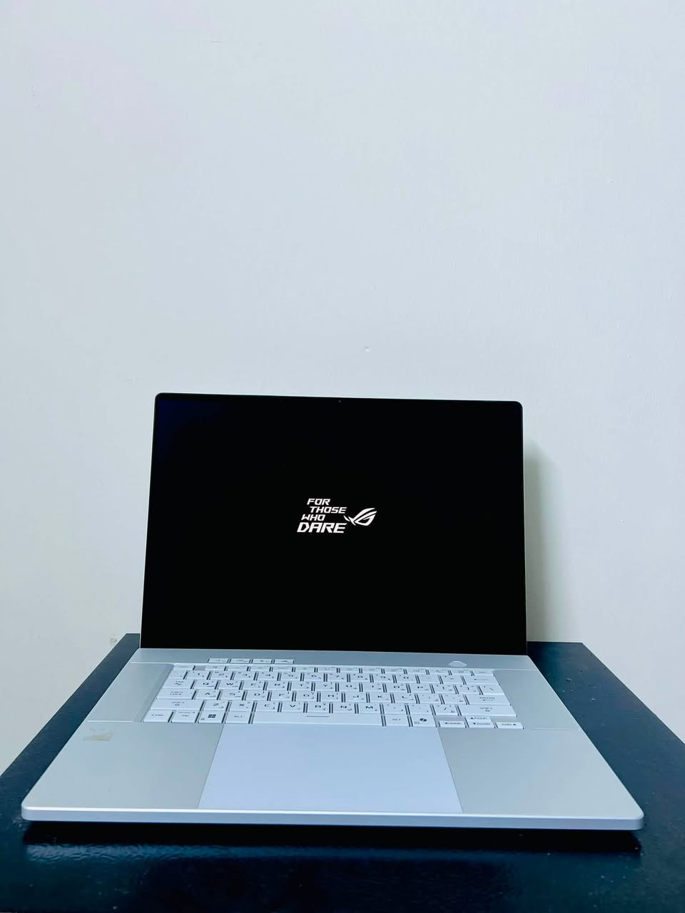 للبيع وحش التصاميم والمونتاج والألعاب: ASUS ROG Zephyrus G16 (2025)
الجهاز نظيف جداً استخدام شهر واحد فقط! مع ضمان وكالة النبع لمدة سنة كاملة 📜.

كارت الشاشة (GPU): NVIDIA® GeForce RTX™ 5090 اللابتوب مع ذاكرة GDDR7 وتقنية Dynamic Boost (أعلى أداء للرندر، الألوان، والـ 3D).
المعالج (CPU): Intel® Core™ Ultra 9 (إصدار 386H / 285H) قوي جداً للبرامج الثقيلة والمعالجة السريعة.
الشاشة: 16 إنش دقة 2.5K (2560 × 1600) OLED ROG Nebula / Nebula HDR وتردد 240Hz مع G-SYNC (ألوان دقيقة 100% ومثالية للمونتاج).
الرام (RAM): يصل لـ 64GB LPDDR5X بسرعة 8533 MHz.
التخزين (SSD): يصل لـ 2TB PCIe® NVMe M.2 SSD.
الاتصال: Wi-Fi 7 و Bluetooth 5.4.
الوزن: خفيف وسهل التنقل (تقريباً 1.85 
كغم).

📌 تفاصيل إضافية:
الحالة: بحالة الزيرو (استخدام شهر واحد فقط).
الضمان: ضمان وكالة النبع سنة كاملة.

مكاني : بغداد
للتواصل: [***********/ الخاص]
