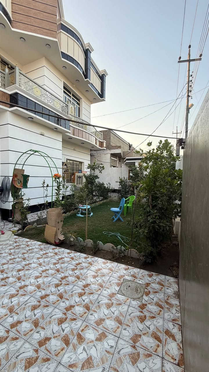 🏡 بيت للبيع — موقع مميز  ٢٥٠ م
​📍 الموقع: على ساحة، مقابل متوسطة المفاخر للبنات (حي الشهداء).
​الطابق الأول: غرفة نوم + صالة كبيرة + استقبال + مطبخ + حمام.
​الطابق الثاني: 3 غرف نوم + صالة كبيرة + حمام.
​💰 السعر: 225 مليون دينار (وبيه مجال للطيبين).
​📞 للمراجعة والاستفسار:
مكتب النوري للعقارات — بإدارة أبو حسين الفلاحي
📍 موقع المكتب: حي الشهداء - مقابل متوسطة المفاخر للبنات
📱 أرقام الاتصال:
​***********
​***********

