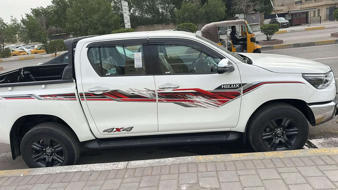 السلام عليكم Toyota Hilux￼ فول مواصفات
‏عالي
‏كير اوتماتيك
‏تحكم ذاتي
‏ كشنات تبريد
‏شحن wireless
‏مكفولة كير محرك 
‏جميع المواصفات العالية فيها
‏موديل 2023
‏ماشيا 74 ألف
‏بسمي تحويل مباشر 
سعر ٣١٠ بي مجال قليل
***********رقم الهاتف
