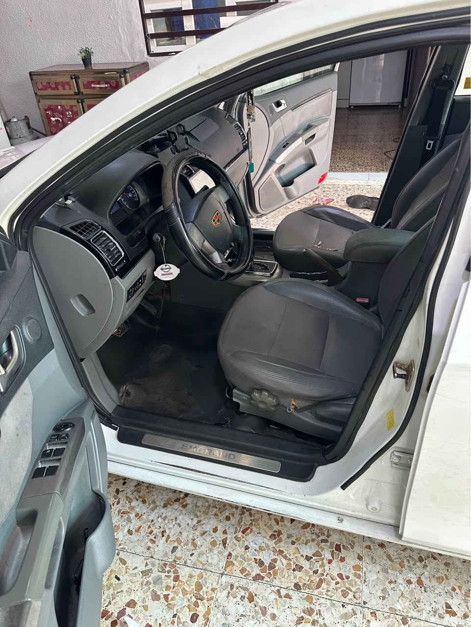 جيلي امكراند Ec7    موديل 2013 محرك 1800 كورلا بيكاتشو محور. بيها 3 قطع جاملغين و بونيد مبدل تجاري  مواصفات. فتحه سقف و ساشه كبيره و جامات كله كهربائي  رقم كركوك جديد 
سنويه 29 يخلص  صدر شويه تعبان. 
 سعر 57 و بيها مجال.  مراسله واتساب  فقط 
*********** كركوك, العراق

نص مكتوب في الصور:
- iQ
- OpenSooq
