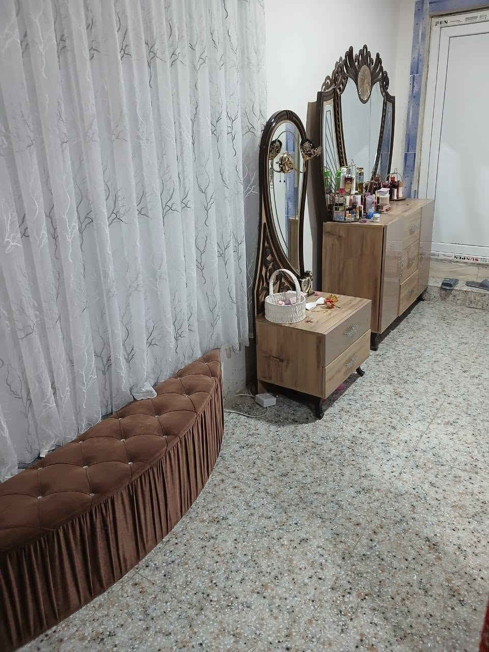 السلام عليكم غرفة الاخشاب اذا بالاقساط بمليون وربع للعرف واذا نقدي بمليون وبيا هيدي الجرارات مكسورة بس ينغادله سكه
وبيا جرباية عدد اثنين للاطفال الي يغيده يجي على هذا الرقم ***********
