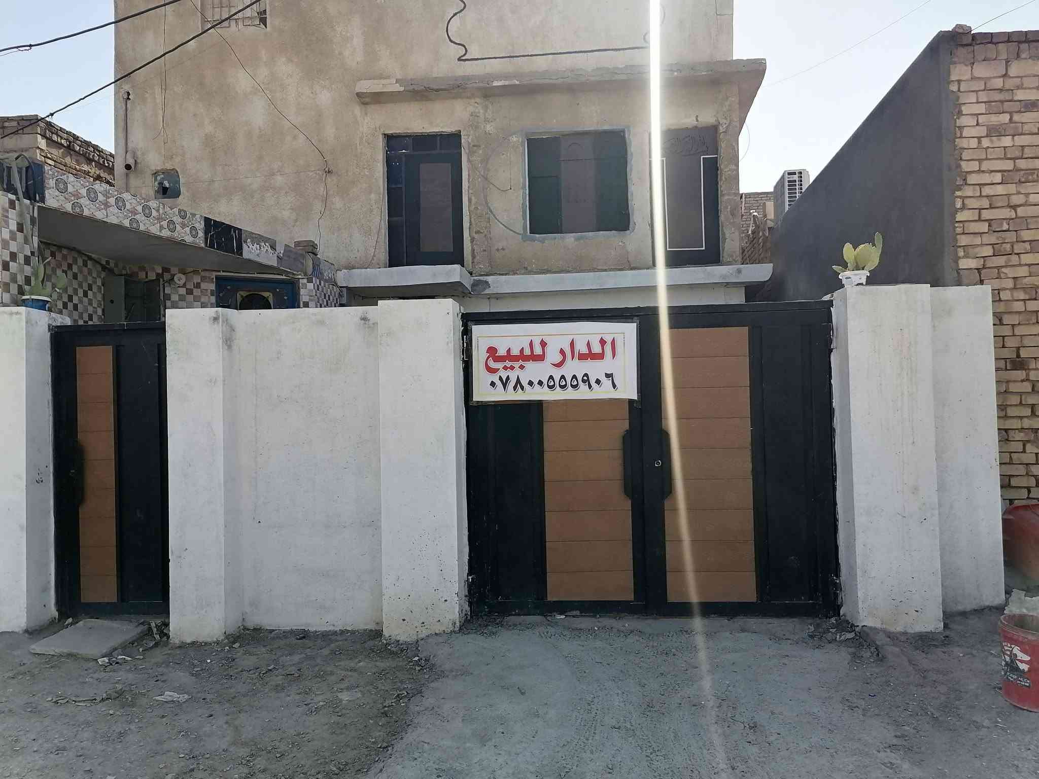 السلام عليكم بيت للبيع حي المعلمين منطقة الالبان الشارع الرأيسي خلف المنتزه ريس تايم طابو صرف مساحة ١٢٠ م  +طارمة ٨×٦ يعني اتصير المساحة ١٨٠ م كونكريت طابقين الأرضي ديوانية وصالة وغرفتين وصحيات الطابق الثاني ٣غرف+صحيان +مطبخ البيت يباع معة الاثاث السعر ١٧٥ للاستفسار ***********
