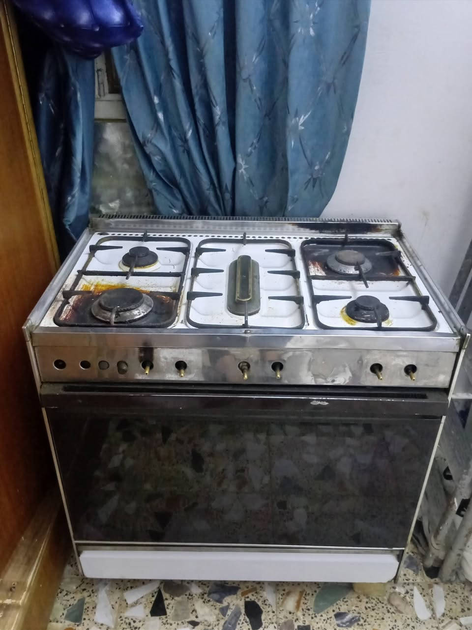 السلام عليكم عندي طباخ للبيع عشتار اتصل ***********
