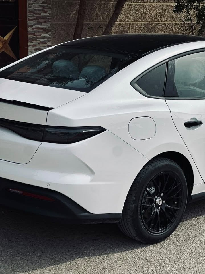 بي واي دي سيل فايف BYD Seal 05
موديل 2025 لون ابيض 
رقم بغداد بأسمي 
ماشية 19 الف كيلو 
على HEV تقريباً 11 
على الEV تقريباً 8 

مواصفات السيارة معروفة 
كاميرا حساسات لد امامي خلفي تبريد قطعتين مثبت سرعة جام اوتو وغيرها من المواصفات

عليها اضافات 
- ويل كب تو سايس عريض عنكبوت 
حجمة ١٧ مو ١٨ يعني ما بي طسة او دوية 
صناعته تايوان اصلي تخمين بالعراق فقط 
اني ماخذ واحد وولد بسليمانية اخذ واحد 
- قمارة ppf اسود لامع 
- كفرات باتمان وسبايدر ويدات 

السيارة بيها ملاحظات بسيطة 
بالجنطة وبباب السكن PDR وبالبنيد شخط بسيط

رايدها ب19,200 بيها مجال 
هذا السعر بدون الويل
سعر الويل وحد 
اني اخذته ب٧٥٠ الف بدون تايرات
احسبه ب٧٠٠ هو والتايرات للمشتري
***********
