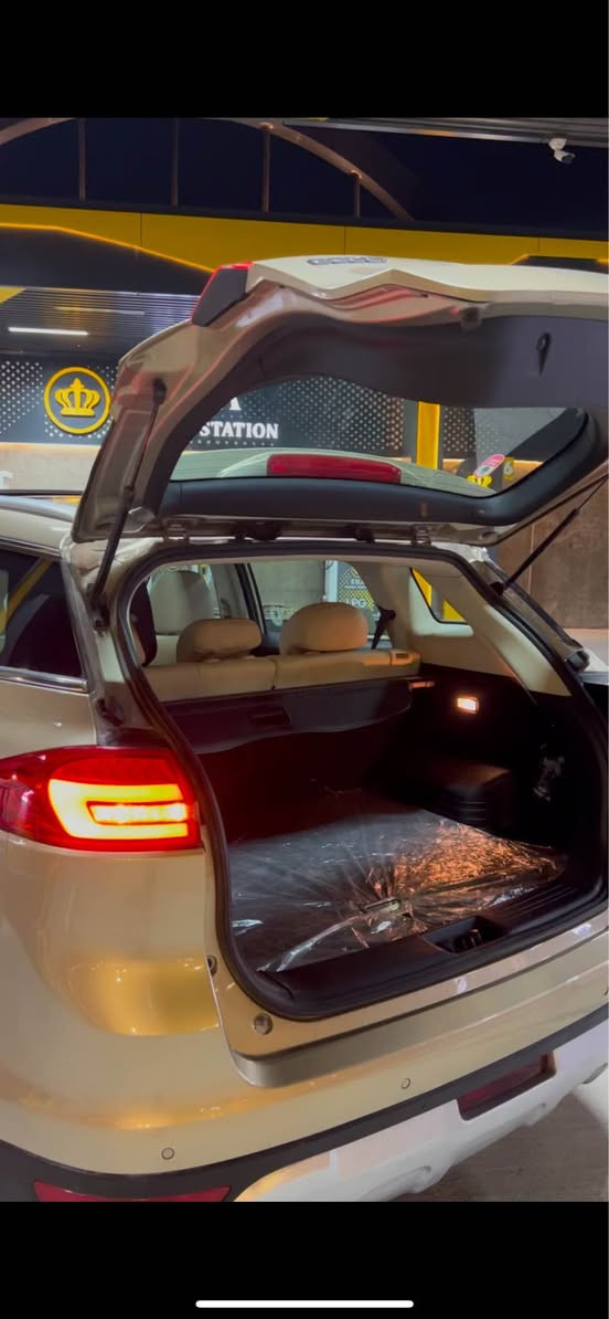 ***********  سليمانى 
١٠٥ $  قوفل  
🚙 جیلی ئێم گراند (Geely Emgrand X7 Sport)   مەکینە ٢.٤ بيلاد گيرو مه كينه كامرى بيلاد
  گێڕومەکینە نەکراوەتەوە
مۆدێل: ٢٠٢٠ فول ماسه فات
تۆربۆ نیە  
گێڕ: ئۆتۆماتیک و عاديو سپورت .
١٣٨ هەزار رۆیشتوه
گێرومه كينه و ته بريدو ته قه و ره قه به شه رت 
 ته حويلو خرامه به شه رت 
به س چەمە لەخی سەکن پێشەوە  بوياخه به ، بێ ده عم   ناوگرتنى نيه  پێشو دوای کەپسە  یەک بست ساردي هەیە كالبونه وه ى نيه  یرباگ بە شر ت (سەیارەیەکی زۆر پاکە).
 پانوراما  و سلاید 
گيچ ئه لكترونى 
کوشن جلد ناو زەرد + کوشن کارەبایی.
 بەسمە هه ردو به سمه م ى شه ريكه ى ماوه + برێک بەسمە ؤتو هولد و تراكشن و يكو و سپورت
ئاوينه ى ئه خه وى ته حديد سورعه و سوكان فوليوم  
 حاسەی پێش و دوا + کامێرای .
 ده سكو ئاوينه و پانؤراما ؤتويه 
فڵچە و لایت ئۆتۆ 
*********** السليمانية, العراق

