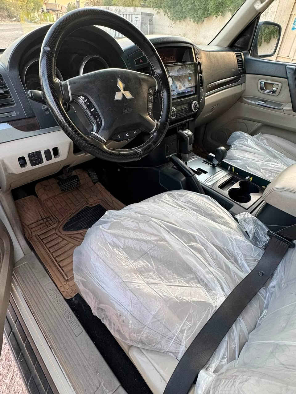 السلام عليكم باجيرو 2010 حبتور فول مواصفات بيها بس جاملغ صبغ السونار بالمنشور محرك 3500 السيارة جاهزة بيع فقط بدون مراوس للاستفسار ***********@
