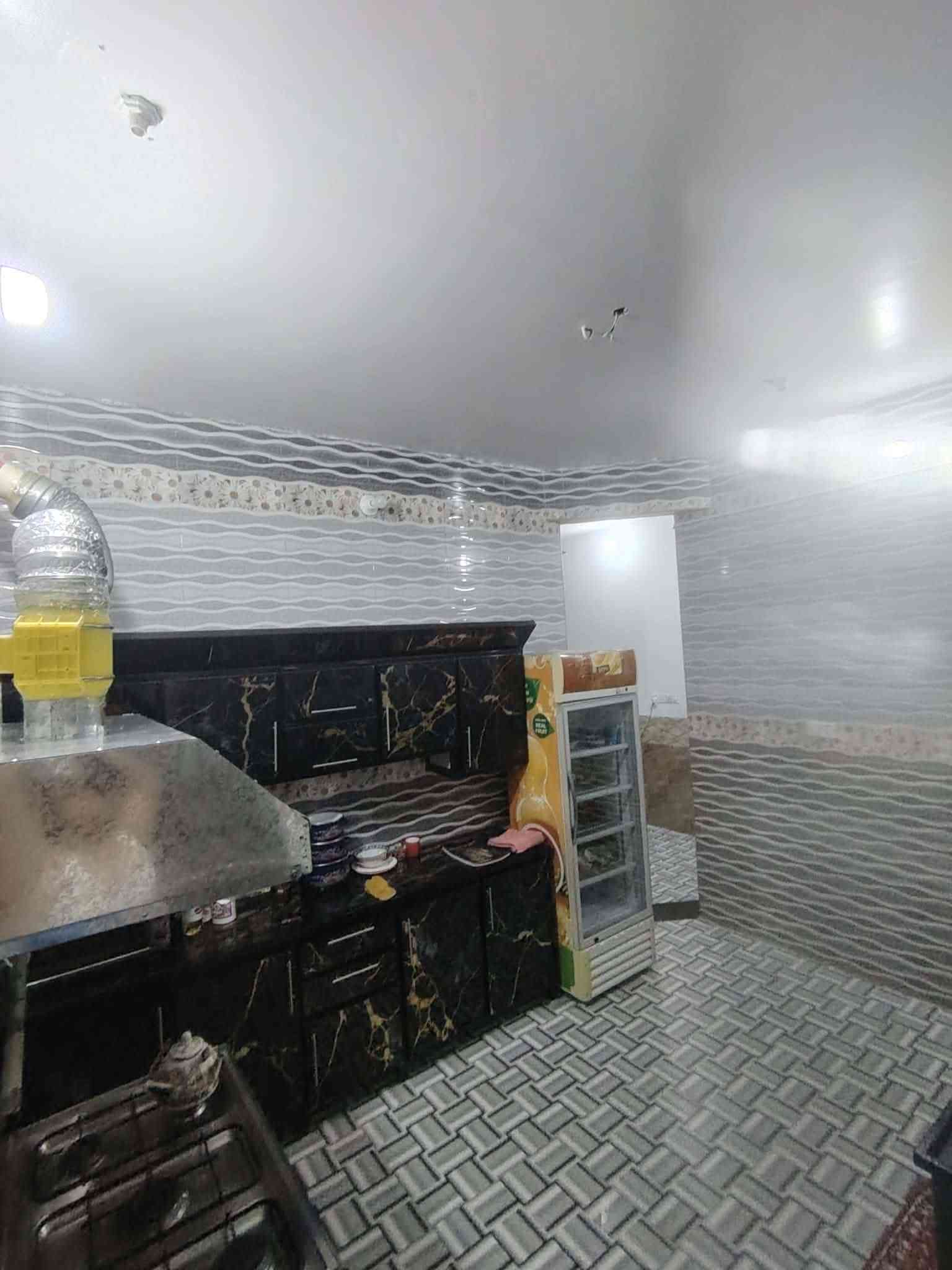 بيت للبيع مساحه ١٠٠ متر مربع متكون من الطابق الأول استقبال وغرفه منام وصاله ومطبخ وصحيات  داخليه وخارجيه الطابق الثاني متكون من ثلاثه غرف منام وصاله وصحيات مع الصطح مغلف ومطبك شتايكر مكان البيت زين القوس جهه الخدمات تبليط ومجاري للمعلومات أكثر الاتصال على *********** و ***********
