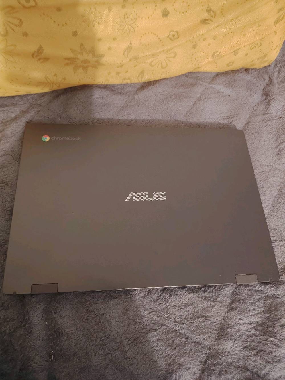 سلام عليكم للبيع لابتوب مخصص لدراسة ول عمل يفيد طلاب الجامعة و السادس المواصفات  الشركة: ASUS
الموديل: Chromebook CM14 — CM1402CM2
المعالج: MediaTek Kompanio 520
عدد الأنوية: 8 أنوية
كرت الشاشة: ARM Mali-G52 MC2
حجم الشاشة: 14 إنچ
النظام: ChromeOS
المنافذ: USB-C ×2، USB-A ×1، سماعة 3.5mm،
الواي فاي: Wi-Fi 6
الكاميرا: 720p
البطارية: 42Wh
الوزن: تقريبًا 1.45 كغم
تخزينه 64 GB 
شاحنته الاصليه ويا 
وسماعات هديه ويا 
نضافه 100/100 زلغ مابي
مكان بغداد شارع فلسطين
الرقم ***********
السعر 200