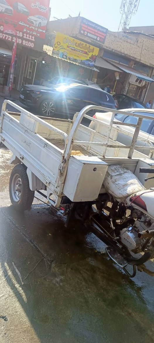 بۆ فرۆشتن ، نرخێکی گونجاوە ، گەر موشتەریت نامە بنێرە یان تەلەفۆن بکە 
*********** السليمانية, العراق

نص مكتوب في الصور:
- ***********
- 16 1111
- هه موو پارچه ی بده نگ
- به تاك و به كۆ