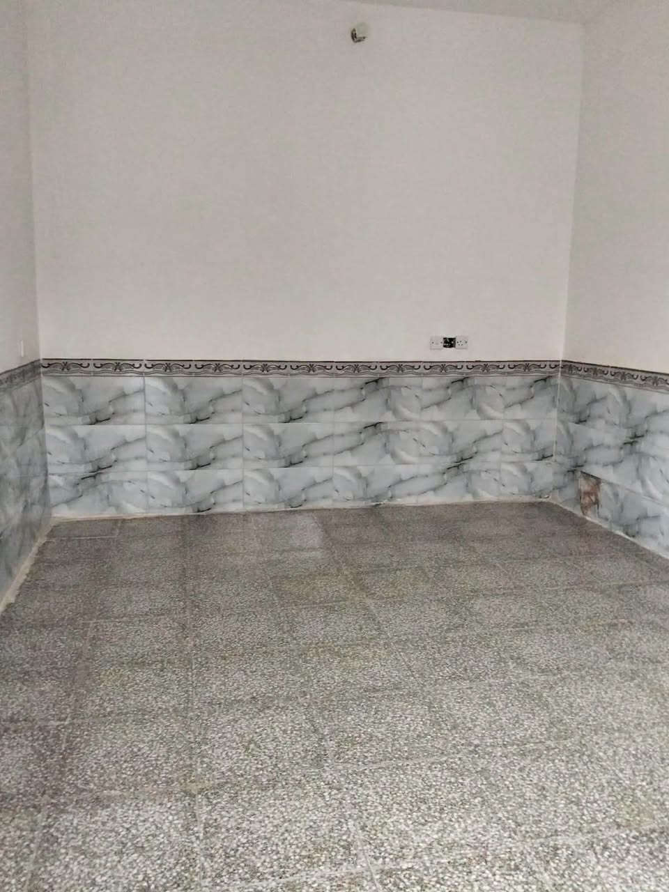 🏠 للبيع دار سكني في موقع مميز – حي الجامعة
🎓 الموقع: قريبة من الجامعة، حوالي 10 دقائق مشيًا

دار سكني مرتبة وجاهزة للسكن، تقع في حي الجامعة – شارع حيدر بن حجي هندي، بموقع هادئ ومميز وقريب من الخدمات والمدارس.

📐 المساحة: 150 م²
الواجهة : 7.5م × النزال 20م.
📜 السند: 25
🏗️ نوع البناء: أساس طابوق، بناء بلوك، إعكادة
🚰 الخدمات: متوفرة
السعر : 50 وبي مجال للشراي 

تتكون الدار من:
• صالة
• مطبخ
• استقبال
• غرفة
• صحيات

✨ الدار مرتبة وجاهزة للسكن ومناسبة للعائلة، وموقعها ممتاز لقربها من الجامعة والخدمات.
 #للاستفسار 
او مراسله الصفحة أو واتساب او الاتصال ع الأرقام التأليه 
   ***********
https://wa.me/message/54I3LYHRG7YFG1
#العفلوگي_للعقار_اكبر_بيج_عقارات_في_الديوانية
#بيت #دار #عقار #ارض #الديوانية

