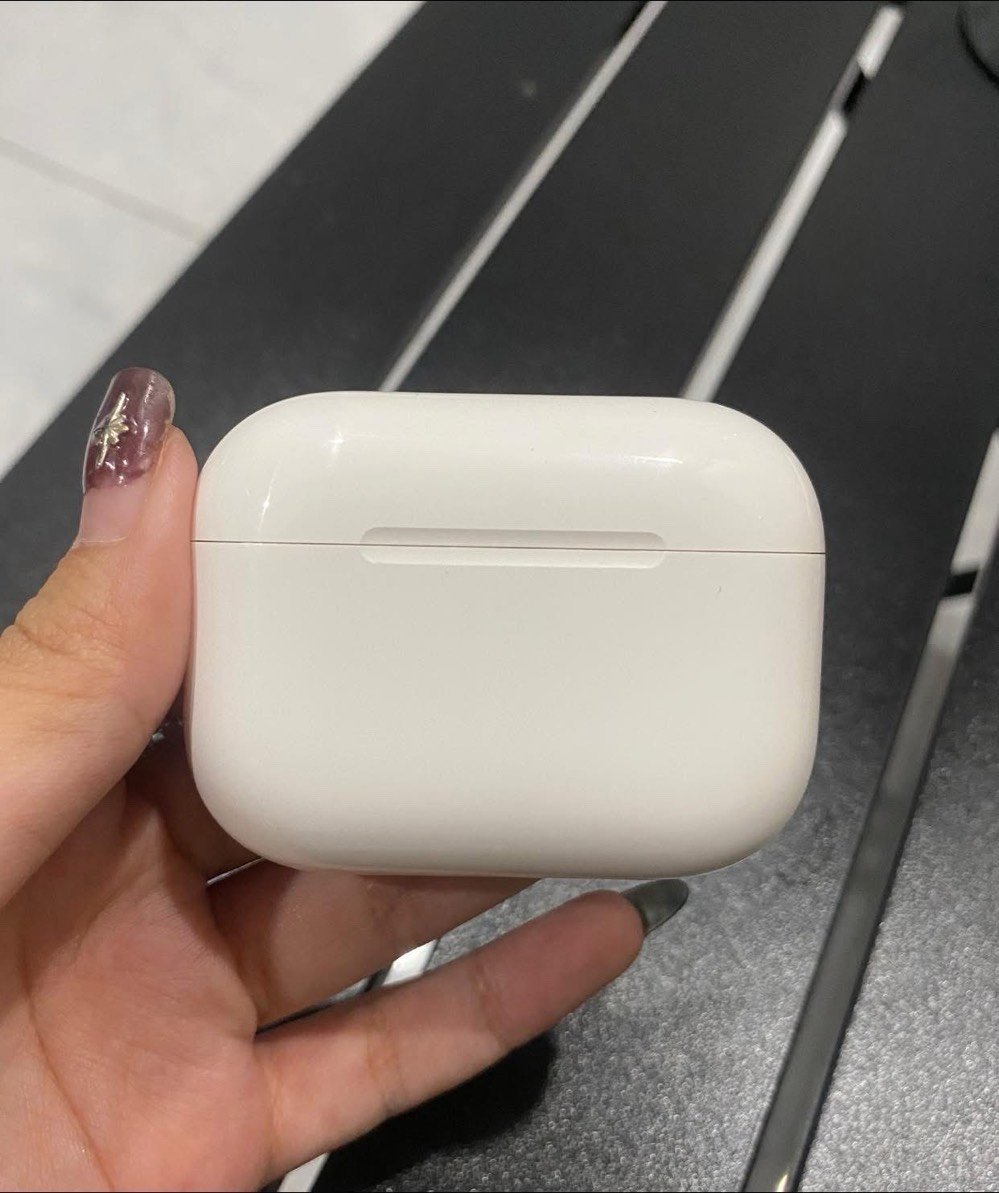 Air pods 3 pro 
الجيل سابع 
احدث اصدار 
باله أمريكي اصلي 
يدعم عزل صوت 
يدعم تحديد موقع 
يدعم خاصية ترجمة 
يدعم قياس نبضات قلب 
الفحص امام مندوب وقبل دفع 
السعر فقط 30 الف 
الملحقات 
كيبل شحن كتان قطني الأصلي 
حافظة هدية