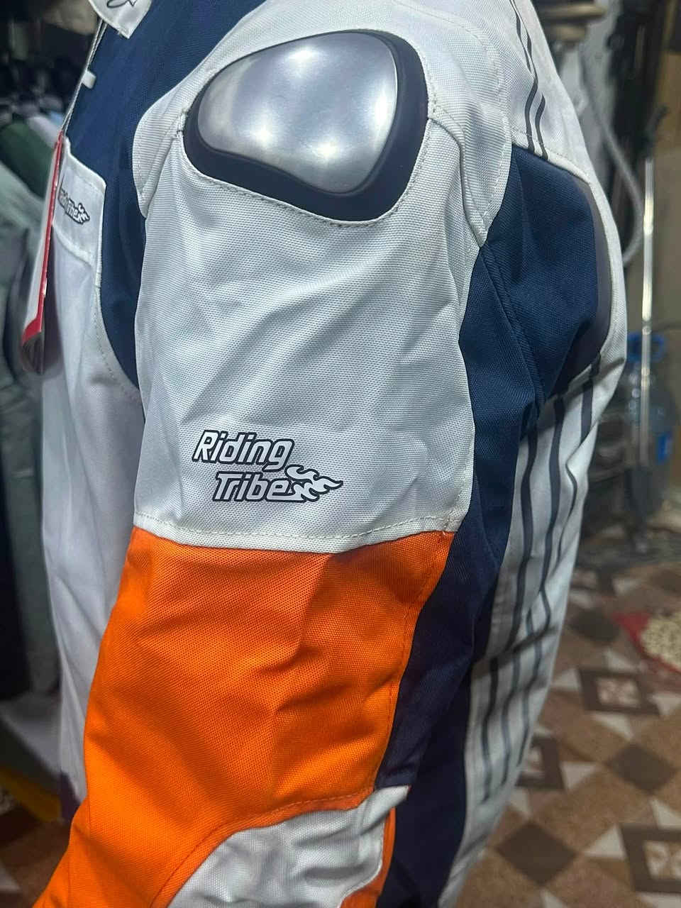 سلام عليكم قمصله مال دلفريه قياس XL ماركة باله أوربي اصليه سعر 100وبيها مجال بسيط ***********
