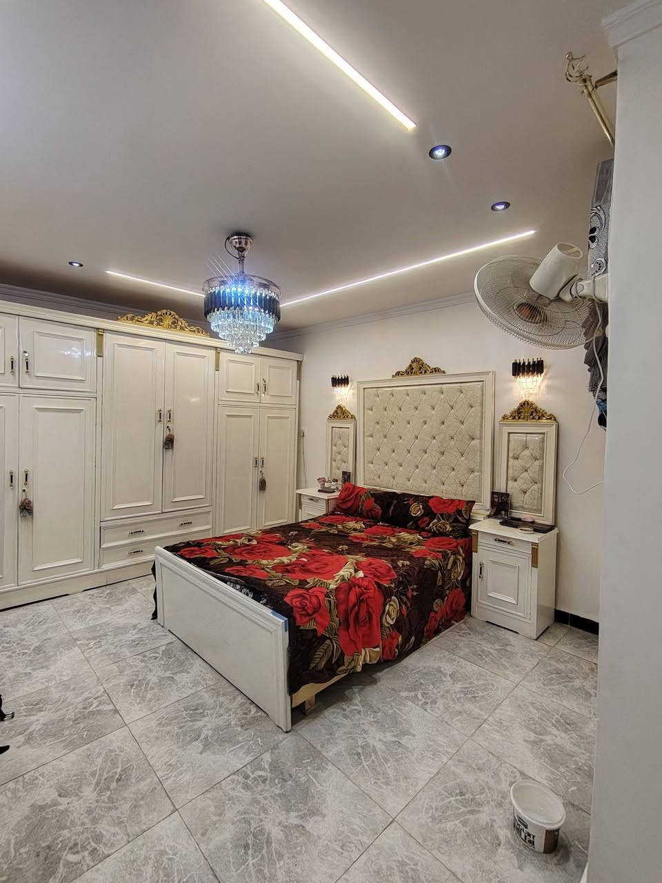 السلام عليكم بيت ركن المنطقه حي الرحمه قرب ملعب رسول بيت كهرباء ماء مجاري خير من الله مساحت البيت من 130الى120مكون من حوش جبير مثل مشوف +تواليت خارجي +مطبخ +ستقبال +صاله جبيره +حمام وتواليت مشترك داخلي +غرفه كبيره +طابق الثاني بناء جديد ماء كهرباء مطبخ مسس كامل +غرفه ديكورات بناء حديث اخوان البيت 50او بي مجال شي قليل اتصل ودلل ***********@الجميع@متابعين
