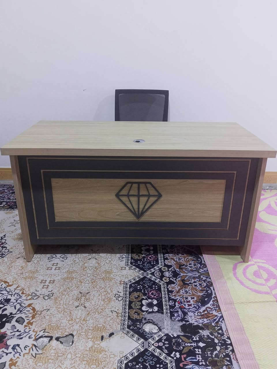 السلام عليكم ميز مال مكتب هوا كرسي نضيف كلش زلق مابي السعر 150 الف التنومه ***********
