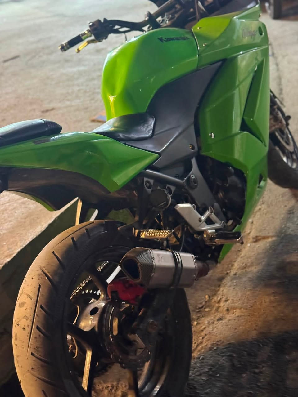 سلام عليكم كاوسكي نينجا مكينه 250 الدراجه مكينتها بلادية الدراجه بيها نقوصات بسيطه قمجي كيلو متر او جامه مازده او حاضن بس ذني نقوصاتها سعرها 14 ورقه أوبيها مجال بسيط عنواني البلديات ***********
