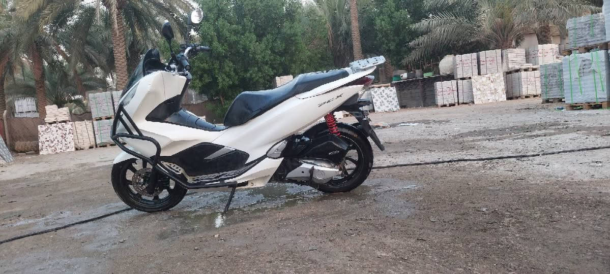 السلام عليكم  دراجه  pcx جيل الثالث كوري دراجه نضيفه شوفت عينك تجي وتشوف  ب12$ ونص وبيها مجال حك الجيه  مكانها كربلاء ***********
