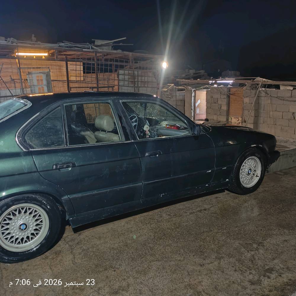bmw 525i 
1993
اكسل ٢.٢٣ 
خطين غاز وبانزين 
داخل كريمي 
فتحة سقف السياره فول مواصفات 
السعر ٥٠ وبيها مجال 
***********
