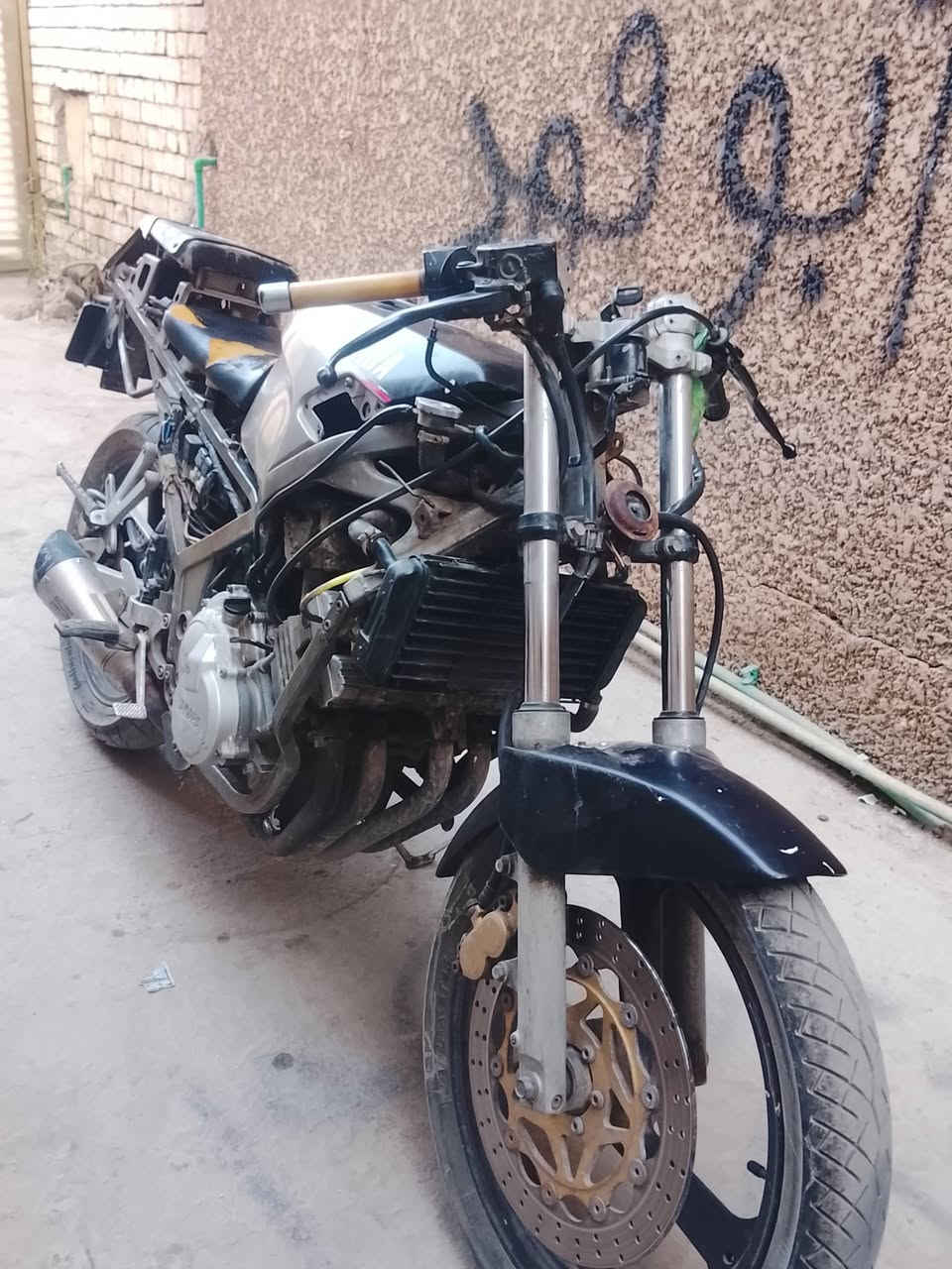 الاسم:Yamaha FZR 0 (جيل الـ Genesis).
بيها اوراق دراجه تشتغل ومرات اله دفعه تشتغل بيها خربطه بل كابريترات ابيع كوم حديد طافي ريدها ب٤٥٠ وبيها مجال 
مكان حي اور ***********
