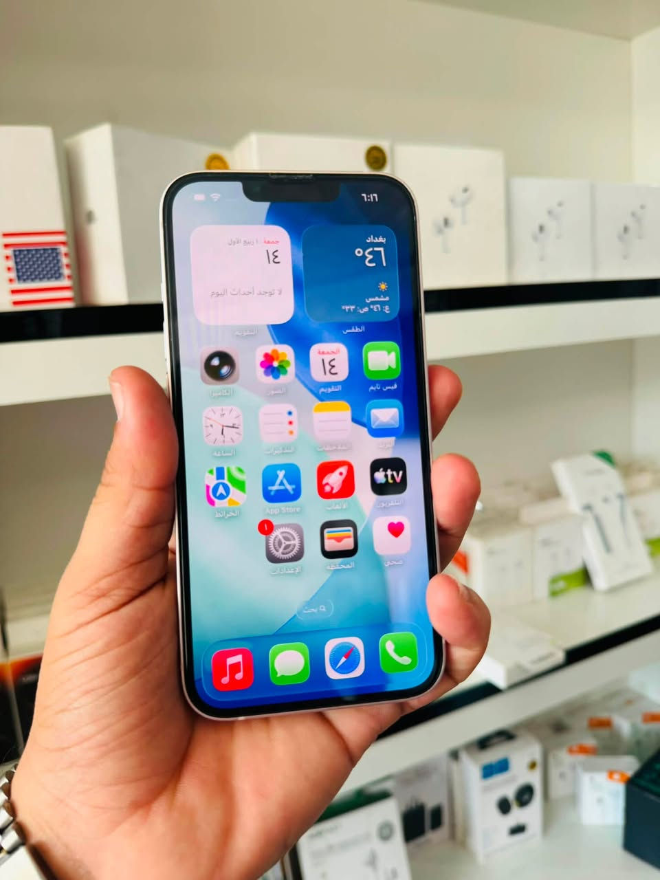 السلام عليكم 🫡
للبيع iPhone 13 عادي كامرتين 
ذاكرا 128 
بطاريه 85% بلاد 
نموذج M شرق اوسط ماستر 
نضافه 95% لون وردي 
الجهاز وتر بروڤ وضع شركه لا مبدل بيه ولا مصلح وكله شغال مابيه اي خلل السعر قفل ٣٤٠ الف مكاني بغداد مدينه الصدر رقمي ***********
