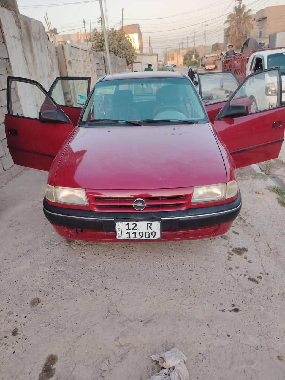 سلام عليكم 
استرا  موديل 91 
رقم نينوى إنكليزي شرط التحويل 
مكينه 16 شرط 
كير شرط 
طخم جديد 
سياره جاهزه 
السياره بدون ضرر صبغ جماليه فقط 
السعر 40 وبيها مجال بسيط 
***********

