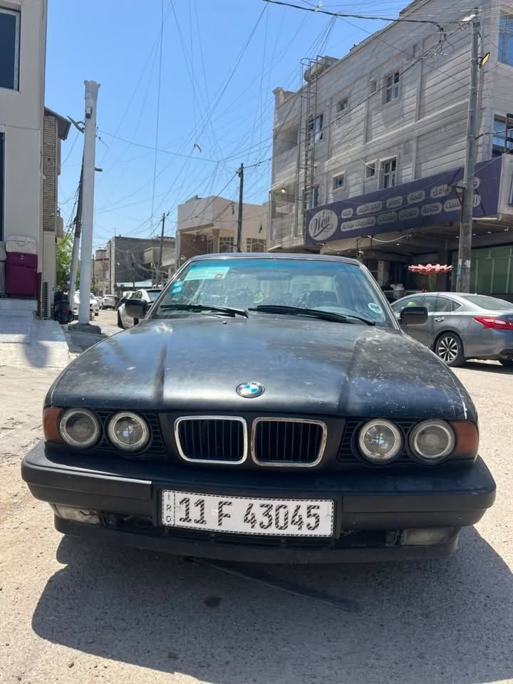سلام عليكم bmw٥٢٥ مسكر كير عادي
رقم بغداد بسمي مكانها بغداد الحريه 
سعر 42 وبيها مجال حك الجيه واتساب ***********
