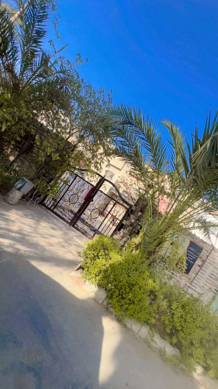 السلام عليكم بيت للبيع مساحتة 137
واقع حال بس الطرمة 250 والتشجير 700 وبي مشتمل خلفي البيت يحتوي على طابقين الطابق الأرضي صاله ومطبخ وحولي وغرفه نوم وحمام والطابق الثاني يحتوي ع اربع غرف
وسطح مكانة بغداد الدورة حي الصحة بسيطرة الخروجية بضهر البانزين خانة للاستفسار اكثر هاذا رقم صاحب البيت ***********

