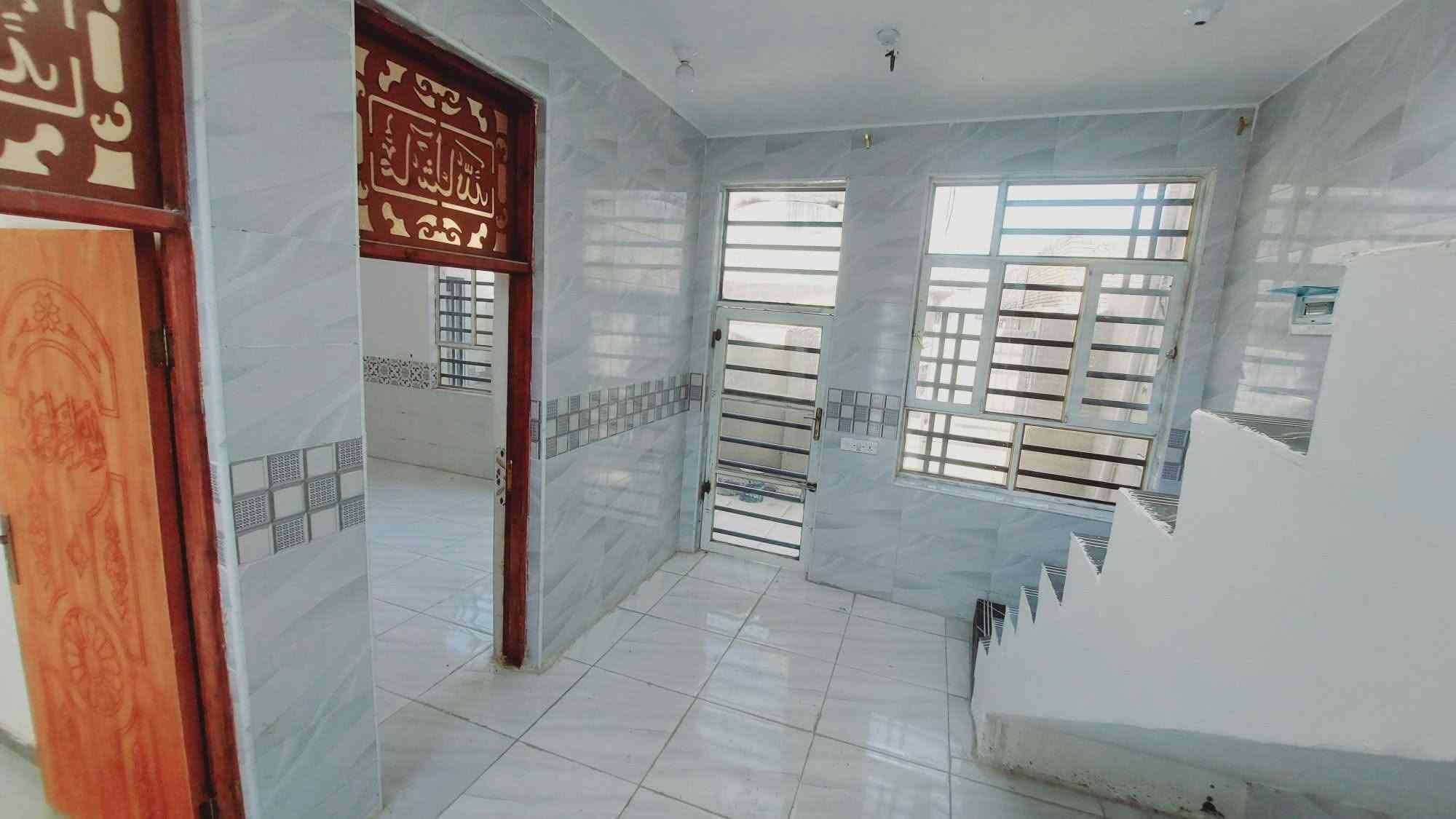 السلام عليكم 
دار سكن للبيع مساحة ١٠٠م مربع بناء طابوق يتكون غرفة نوم وصاله ومطبخ مشترك وستقبال وصحيات العنوان حي الحكيم نزلت عميد جادر السعر ٣٠ وبي مجال للإستفسار ***********واتساب ***********
