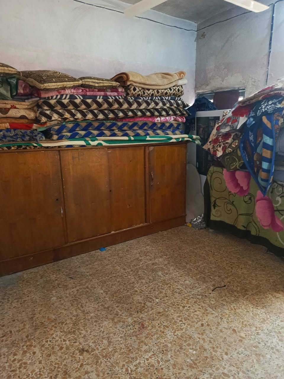 170متر شارع سكله الكرعاوي 
 قريب من مولده صدام العامري مسجل بالبلديه 
غرفتيين وصاله مطبخ بناء أساس تجعيب بناء بلوك وسكف عكاده ارضيه كاشي كافه الخدمات السعر 38وبي مجال 
بناء 2016
عقد زراعي @@@@@باقي حديقة مثل ما واضح بالصوره استقبال مابي @@@
