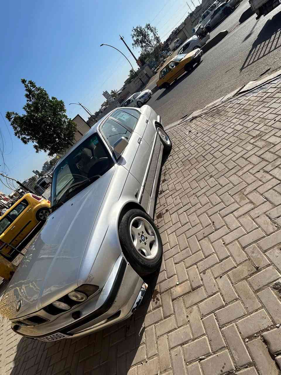 للبيع سياره بي ام 525 موديل 1993 مكينه 28 عدله كير اوتماتيك  سنويه ل2027 هزه جديده رقم انكيليزي انبار السياره كهربائيات شغاله تبريد نصبه حلوه السياره بيها نواقص بصيطه وبيها خيط تبخير ممتئكدين منه السعر 40 وبيها مجال رقم ***********
