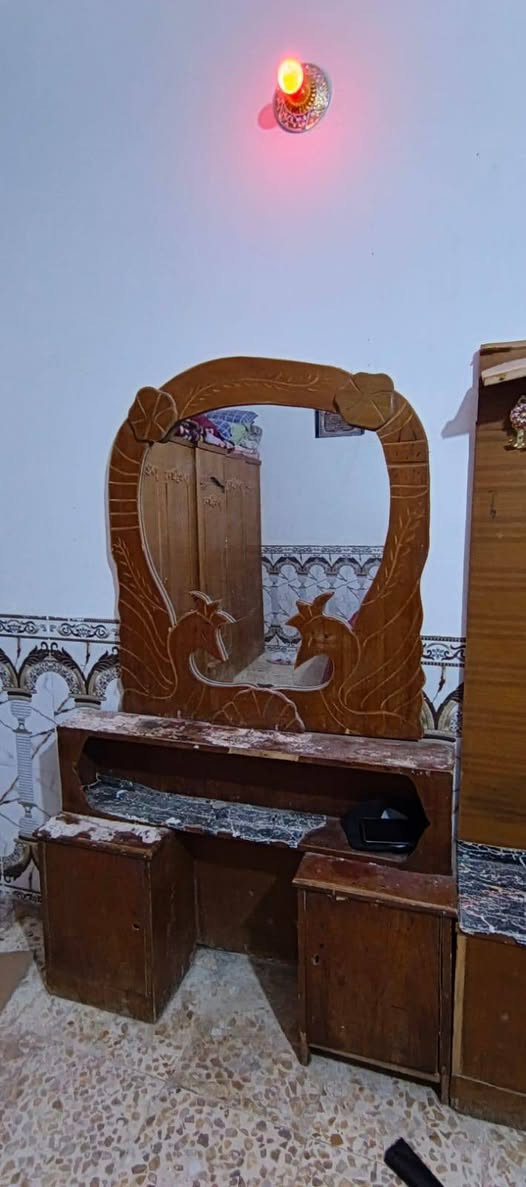 غرف نوم للبيع نظافه وسط بدون تاج رائده ب100 /***********
