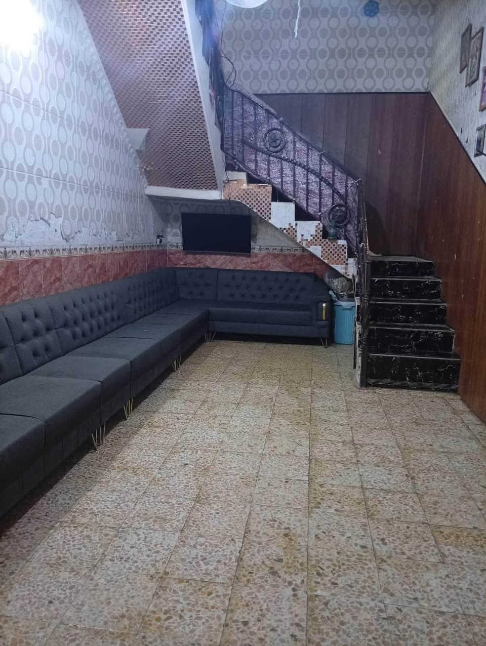 السلام عليكم بيت للبيع بكربلاء شارع ابو طالب نهايته البيت طابو صرف سند (25)البيت طابوك طابقين  سند (25) البيت بي ست غرف وصاله وستقبال وصحيات العدد ثلاثه  قريب علي المدارس وسوك وكلشي متوفر يمه وعن الامام كيلوين واكثر شي نروح مشي  وسعره البيت (220)وبي مجال الشراي يخابر  ع هذا رقم مساحت البيت (150) متر(***********)
