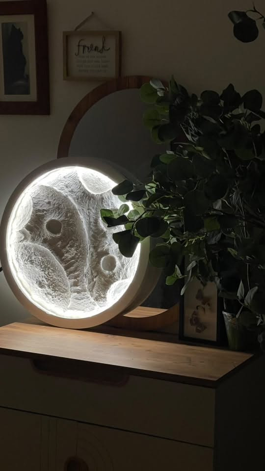 🌙 قمر بغداد.. قطعة مو بس للديكور.
كل قطعة من قمر بغداد تنحت يدويًا، بتفاصيلها وبروحها، حتى تكون إضافة مميزة لغرفتچ وتبقى ذكرى حلوة ببيتچ.

وإذا محتارة شنو تهدين لشخص عزيز عليچ…
خلي الهدية تكون شي يبقى، مو شي ينتهي. 🤍

✨ سعر القطعة: 50,000 دينار فقط
🚚 التوصيل مجاني

إذا حبيتو تطلبوها، راسلونا على الحساب أو تواصلوا ويانا على:
***********

قمر بغداد.. قطعة صغيرة، بس إلها معنى كبير. 🌙
